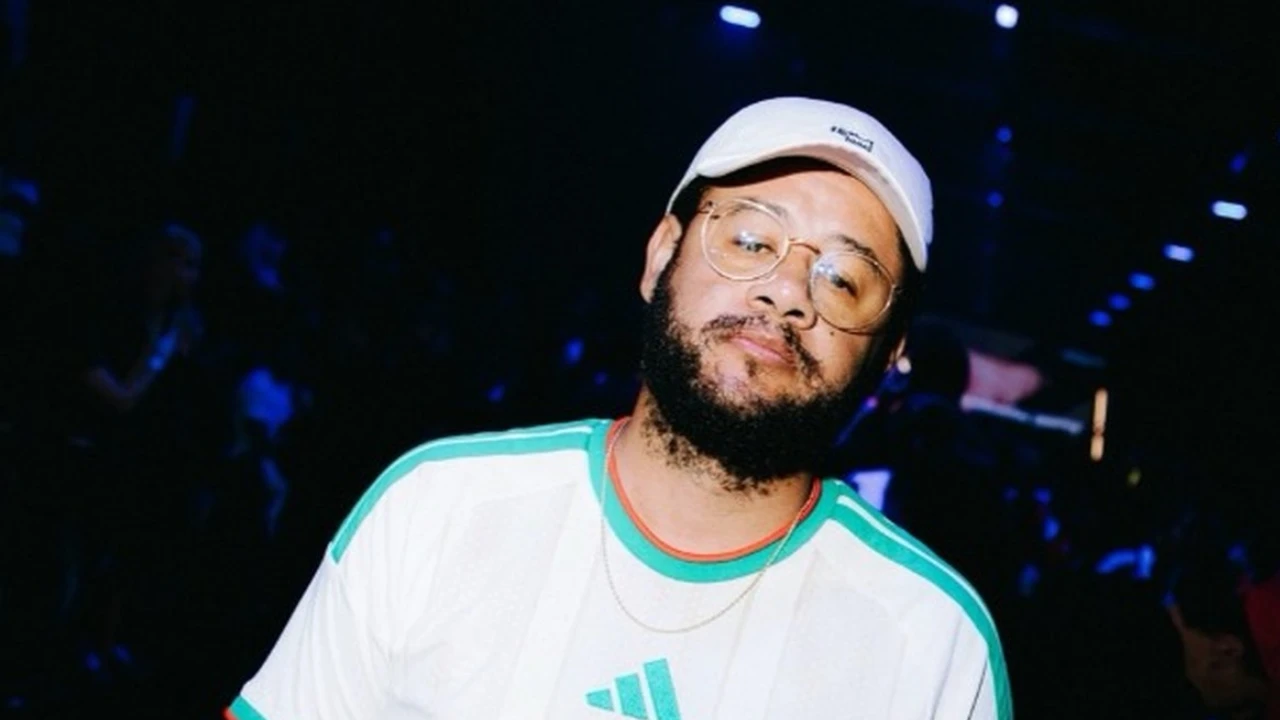 Emicida em foto de divulgação; rapper participa de show gratuito no Rio neste domingo