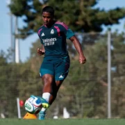 Endrick durante treino do Real Madrid antes do duelo com a Inter pela Liga dos Campeões