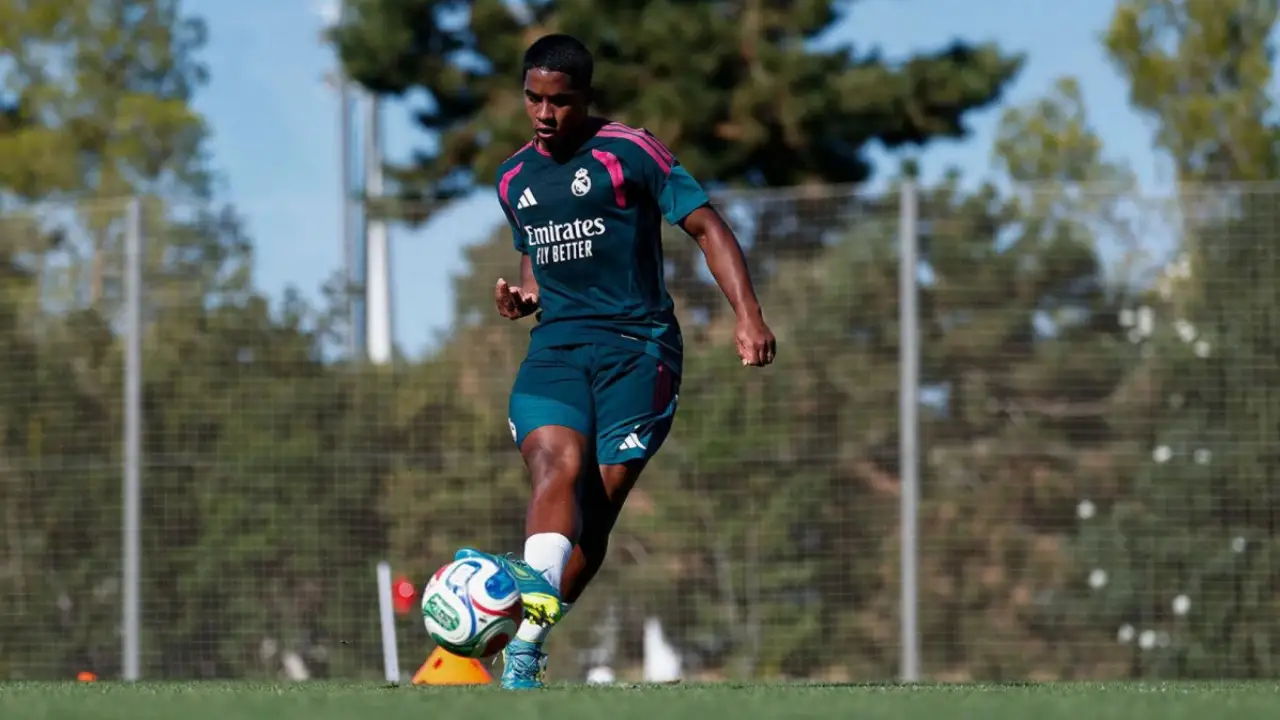 Endrick durante treino do Real Madrid antes do duelo com a Inter pela Liga dos Campeões