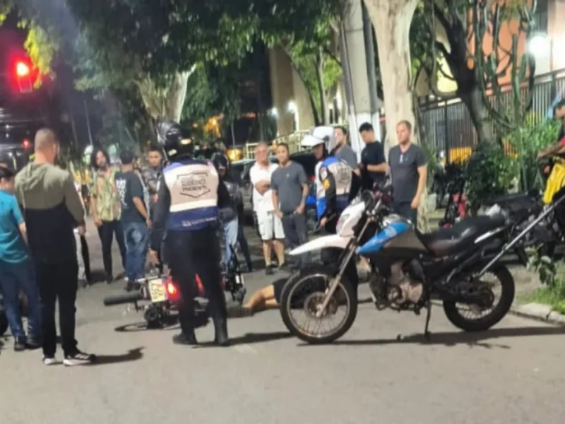 Movimentação de agentes do Niterói Presente e motociclistas na Rua Mariz e Barros, em Icaraí, após Danilo Jander Francisco Alves ser baleado