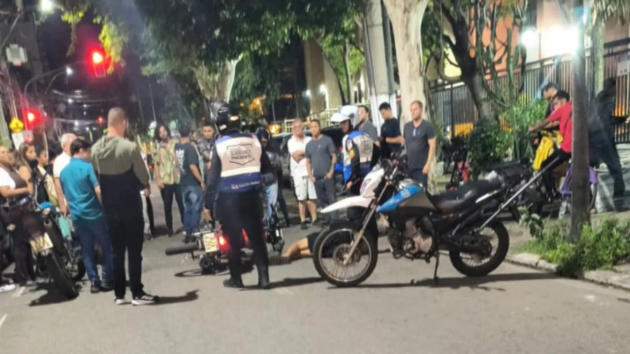 Movimentação de agentes do Niterói Presente e motociclistas na Rua Mariz e Barros, em Icaraí, após Danilo Jander Francisco Alves ser baleado