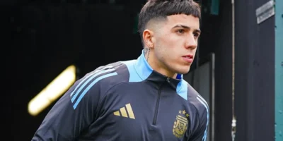 Enzo Fernández durante treino pela seleção argentina antes de acertar com o Manchester City
