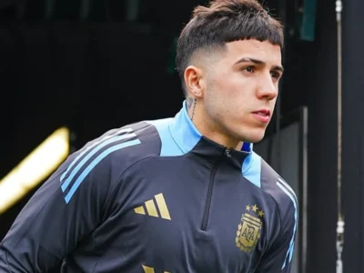 Enzo Fernández durante treino pela seleção argentina antes de acertar com o Manchester City