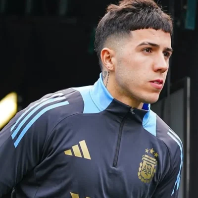 Enzo Fernández durante treino pela seleção argentina antes de acertar com o Manchester City