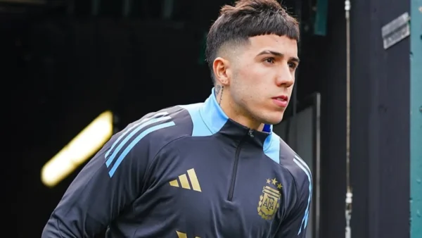 Enzo Fernández durante treino pela seleção argentina antes de acertar com o Manchester City