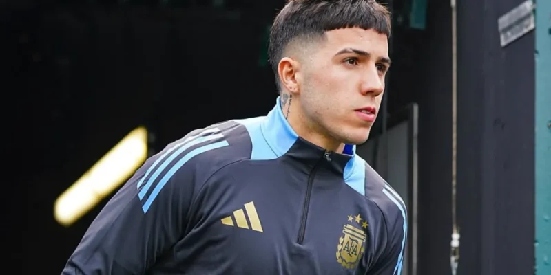 Enzo Fernández durante treino pela seleção argentina antes de acertar com o Manchester City