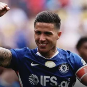 Enzo Fernández durante partida pelo Chelsea antes de acertar com o Manchester City