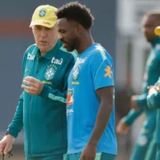 Carlo Ancelotti conversa com jogador da Seleção Brasileira durante treino antes do amistoso contra a Austrália