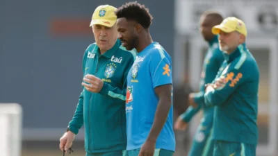 Carlo Ancelotti conversa com jogador da Seleção Brasileira durante treino antes do amistoso contra a Austrália