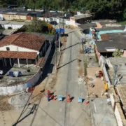 Trabalhadores instalam tubulação da nova rede de esgoto em Santa Paula, Maricá