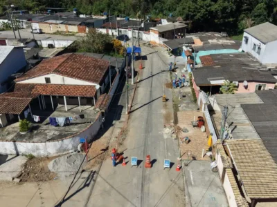 Trabalhadores instalam tubulação da nova rede de esgoto em Santa Paula, Maricá