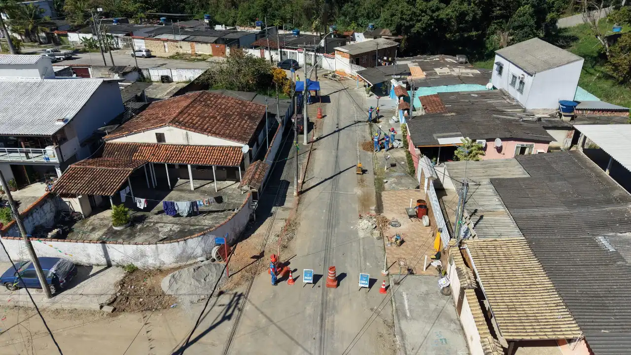 Trabalhadores instalam tubulação da nova rede de esgoto em Santa Paula, Maricá Trabalhadores instalam tubulação da nova rede de esgoto em Santa Paula, Maricá