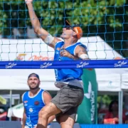 Atletas participam de atividade esportiva na Praia de Icaraí, em Niterói
