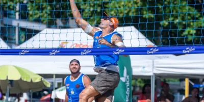 Atletas participam de atividade esportiva na Praia de Icaraí, em Niterói