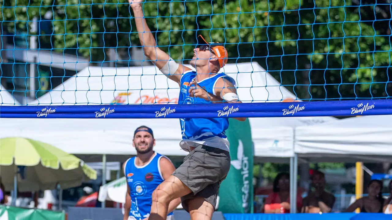 Atletas participam de atividade esportiva na Praia de Icaraí, em Niterói