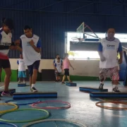 Crianças participam de atividade esportiva inclusiva em Maricá durante ação ligada ao Festival Paralímpico
