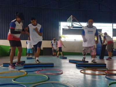 Crianças participam de atividade esportiva inclusiva em Maricá durante ação ligada ao Festival Paralímpico
