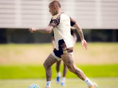 Everton Cebolinha durante partida pelo Flamengo antes de decidir seu futuro para 2027