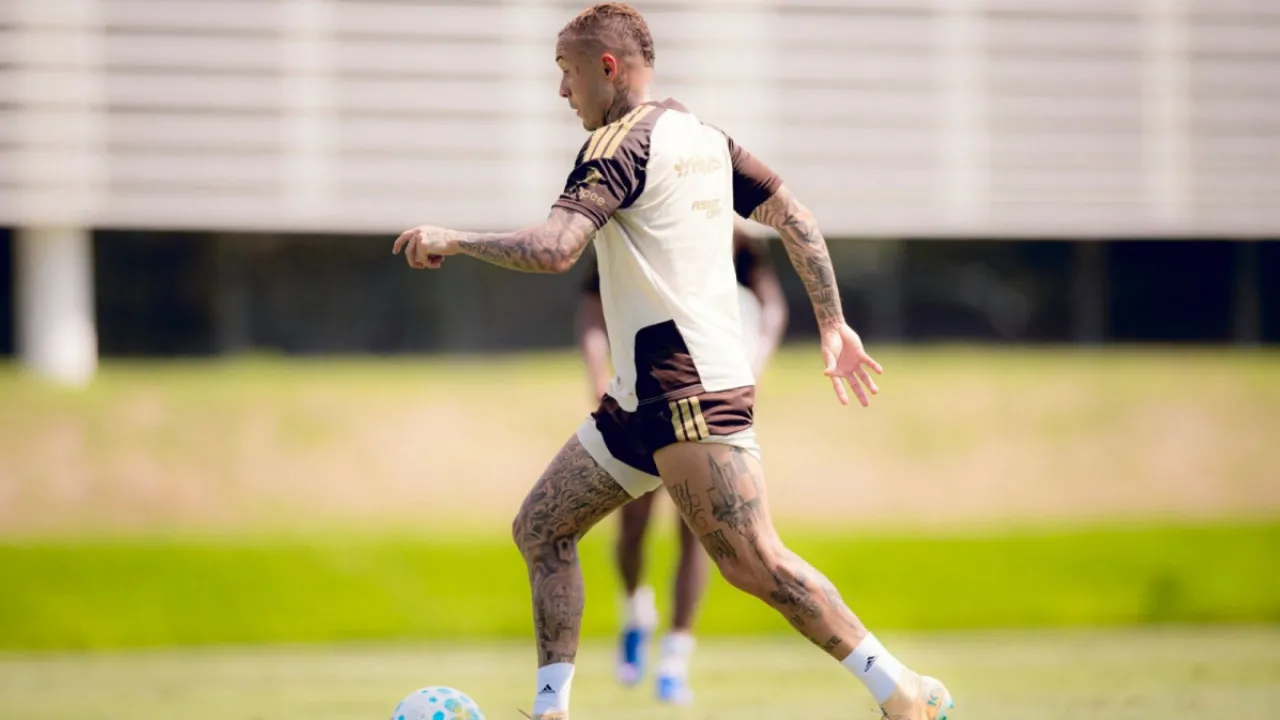 Everton Cebolinha durante partida pelo Flamengo antes de decidir seu futuro para 2027