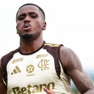 Evertton Araújo em campo pelo Flamengo antes de sofrer lesão muscular