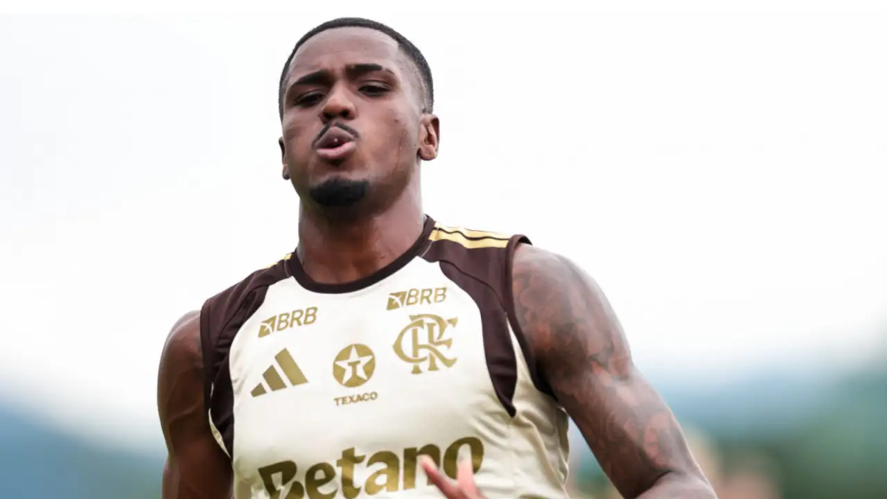 Evertton Araújo em campo pelo Flamengo antes de sofrer lesão muscular