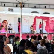 Unidade móvel de Saúde da Mulher em atendimento no Centro de Maricá
