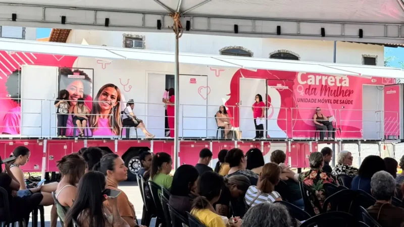 Unidade móvel de Saúde da Mulher em atendimento no Centro de Maricá