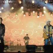 Artistas se apresentam no palco da Expo Rural de Maricá durante programação musical