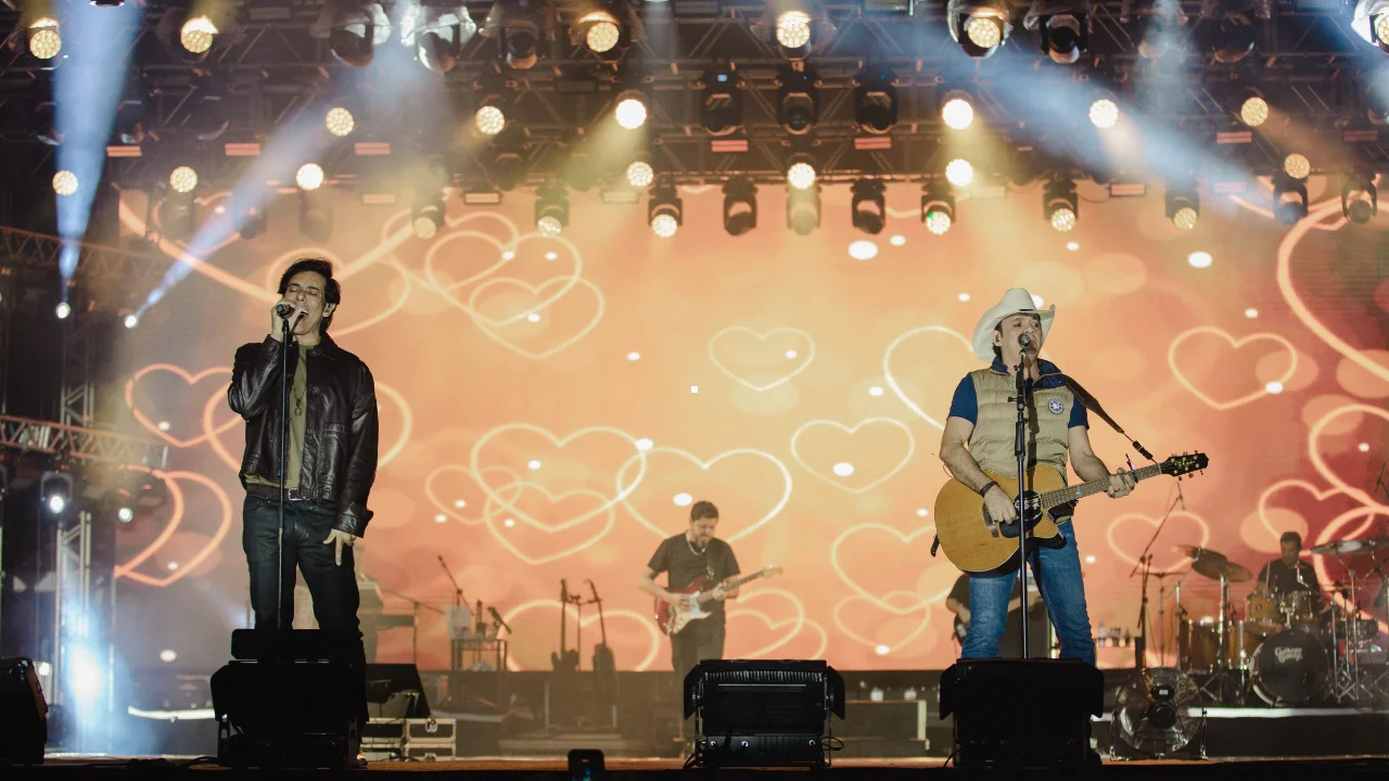 Artistas se apresentam no palco da Expo Rural de Maricá durante programação musical