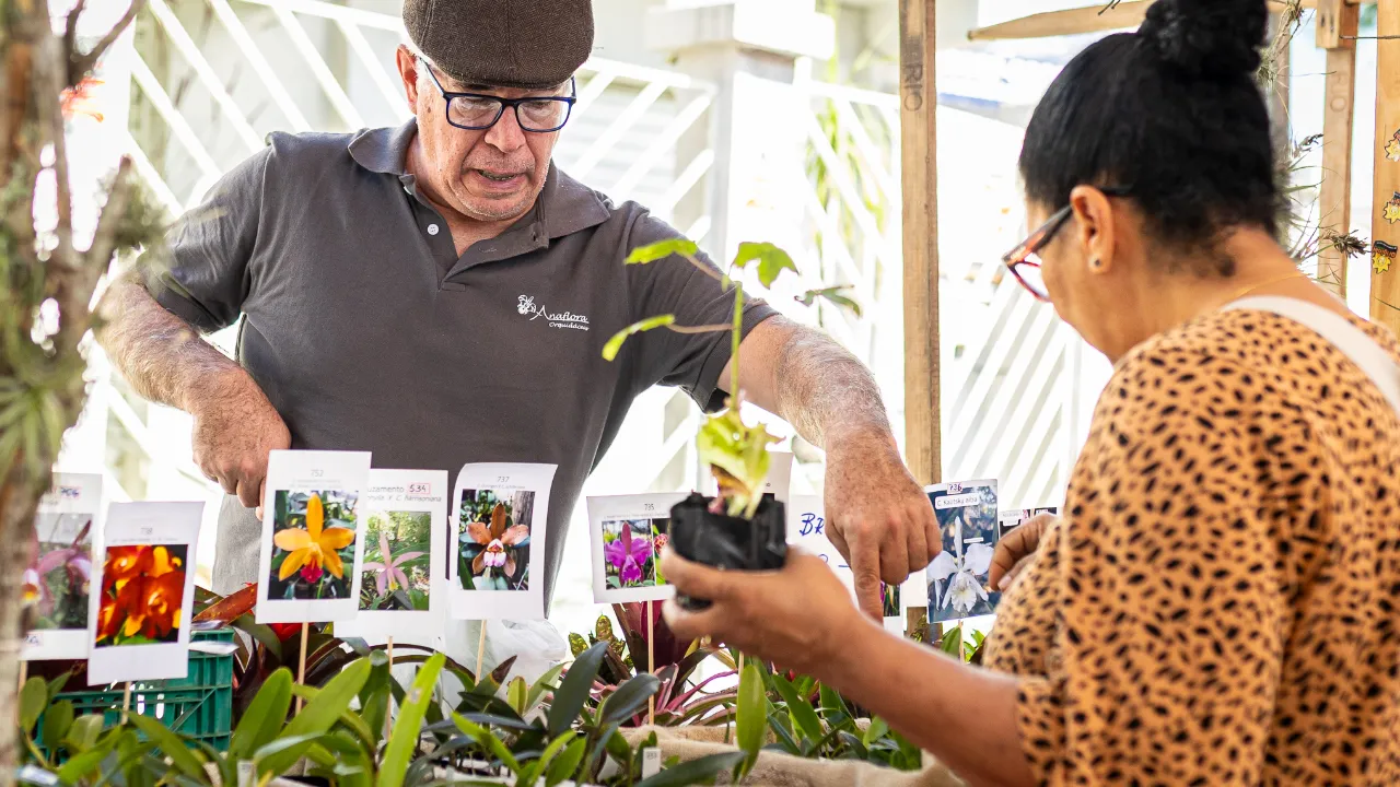Produtores e consumidores durante edição da Feira da Agricultura Familiar na Praça Agroecológica de Araçatiba, em Maricá