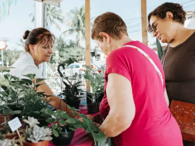 Produtores atendem consumidores durante Feira da Agricultura Familiar em Araçatiba, Maricá