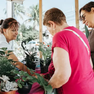 Produtores atendem consumidores durante Feira da Agricultura Familiar em Araçatiba, Maricá