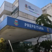 Fachada da Prefeitura de São Gonçalo; feriadão altera funcionamento dos serviços municipais