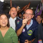 Fernanda Neves durante plenária eleitoral com lideranças políticas em Niterói