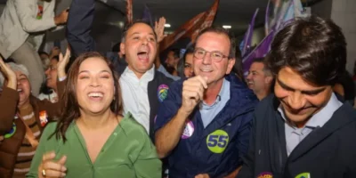 Fernanda Neves durante plenária eleitoral com lideranças políticas em Niterói