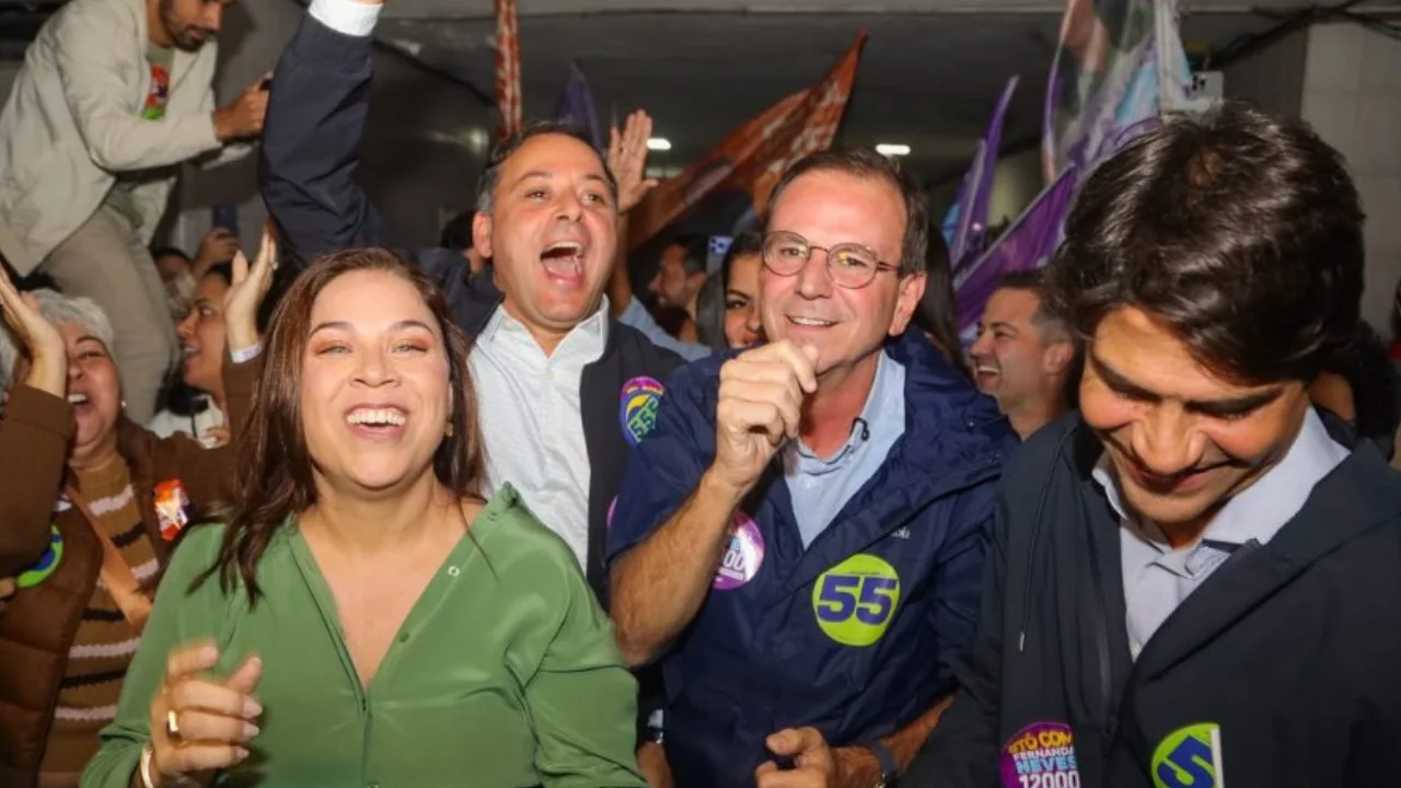 Fernanda Neves durante plenária eleitoral com lideranças políticas em Niterói Fernanda Neves durante plenária eleitoral com lideranças políticas em Niterói