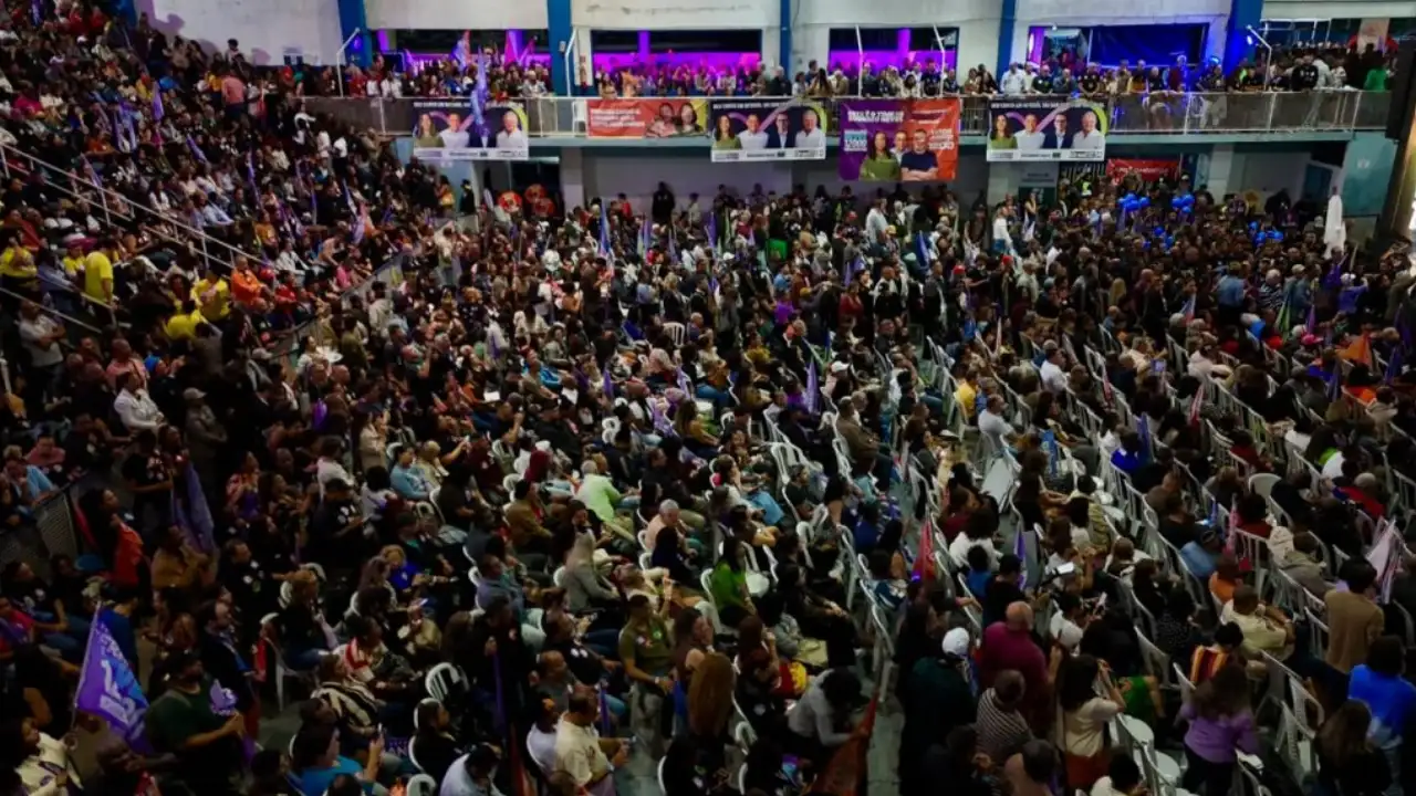 úblico durante plenária de Fernanda Neves no Canto do Rio, em Niterói úblico durante plenária de Fernanda Neves no Canto do Rio, em Niterói