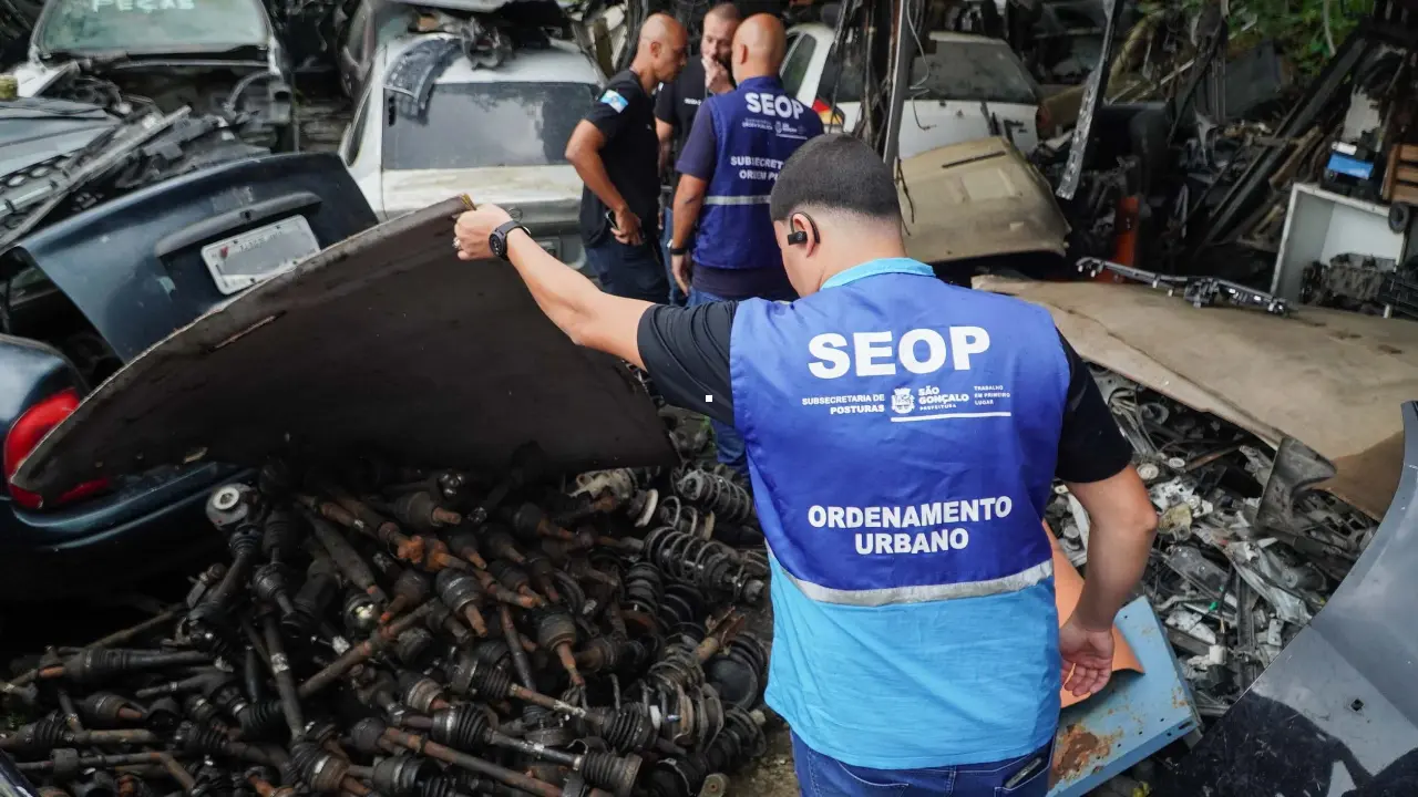 Agentes fiscalizam ferro-velho interditado durante operação em Monjolos, São Gonçalo