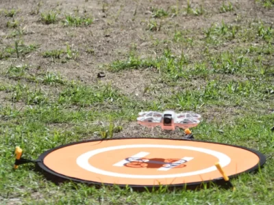 Jovem pilota drone durante circuito de obstáculos na Casa da Juventude de Ponta Negra, em Maricá