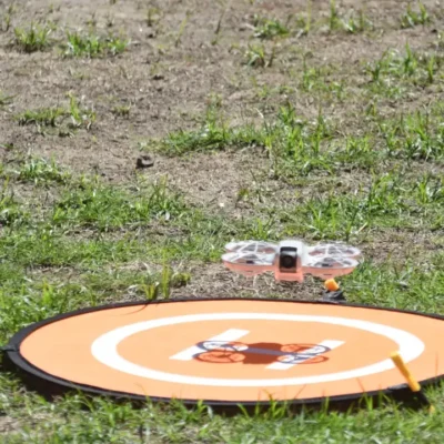 Jovem pilota drone durante circuito de obstáculos na Casa da Juventude de Ponta Negra, em Maricá