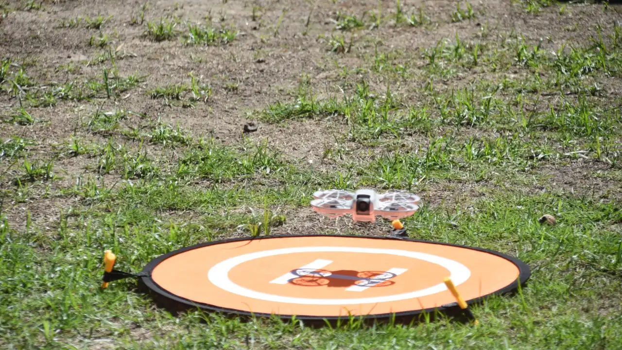 Jovem pilota drone durante circuito de obstáculos na Casa da Juventude de Ponta Negra, em Maricá