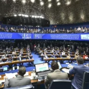 Trabalhadores durante jornada de trabalho em atividade profissional