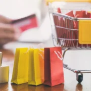 Carrinho de compras, sacolas, caixas e cartão representam compras internacionais pela internet