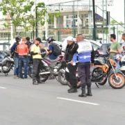 Agentes fiscalizam motocicletas durante operação contra escapamentos irregulares em Niterói