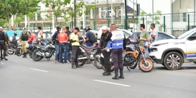 Agentes fiscalizam motocicletas durante operação contra escapamentos irregulares em Niterói