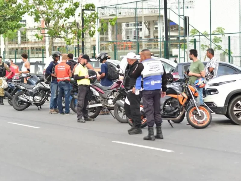 Agentes fiscalizam motocicletas durante operação contra escapamentos irregulares em Niterói
