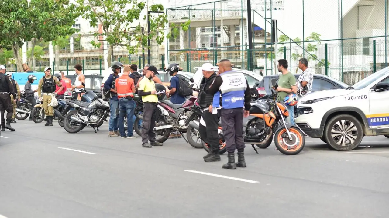 Agentes fiscalizam motocicletas durante operação contra escapamentos irregulares em Niterói Agentes fiscalizam motocicletas durante operação contra escapamentos irregulares em Niterói
