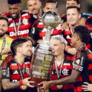 Jogadores do Flamengo comemoram título da Libertadores com a taça após conquista continental