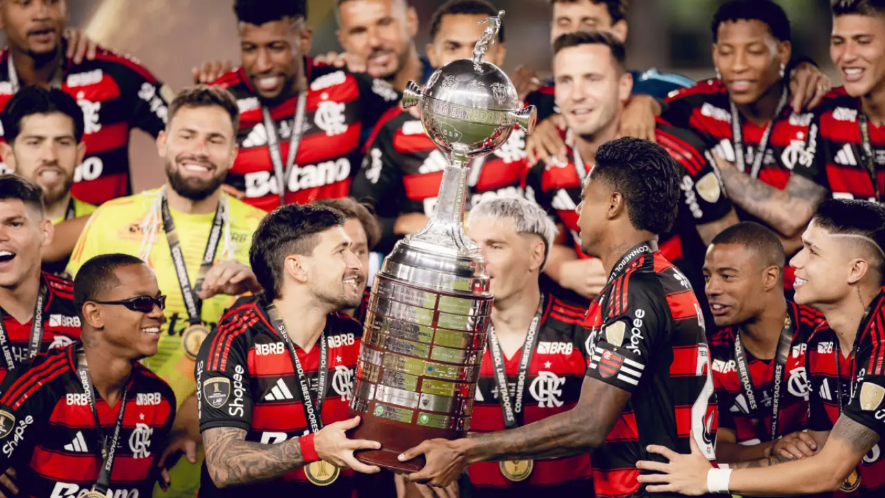 Jogadores do Flamengo comemoram título da Libertadores com a taça após conquista continental Jogadores do Flamengo comemoram título da Libertadores com a taça após conquista continental