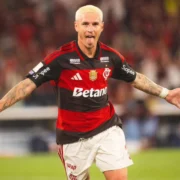 Varela comemora gol do Flamengo na vitória sobre o Red Bull Bragantino pelo Campeonato Brasileiro